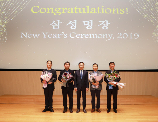 2일 경기도 수원 '삼성 디지털 시티'에서 열린 삼성전자 시무식에서 김기남 대표이사 부회장과 '삼성명장'으로 선정된 직원들이 기념 촬영을 하고 있다. (왼쪽부터 계측 부문 박상훈 명장, 설비 부문 홍성복 명장, 김기남 대표이사 부회장, 금형 부문 이종원 명장, 제조기술 부문 이철 명장) <삼성전자 제공>